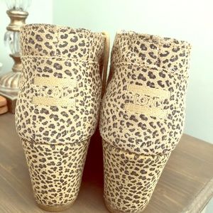 Women’s Size 10 Toms—true to size